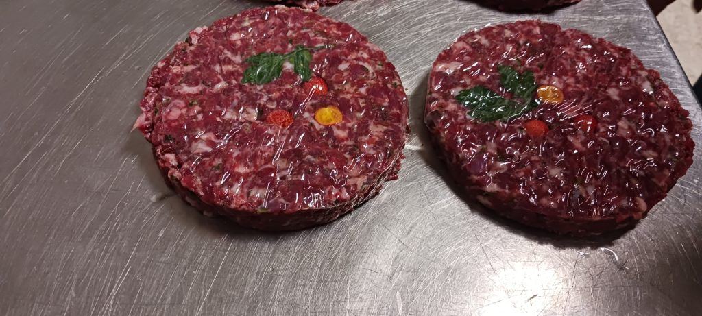 Hamburguesas de carne de monte al madroño, especial para nuestro producto DESCUBRE LOS SABORES DEL MADROÑO. Elaboradas de forma casera con todo el cariño y generosidad por Mar de la Carnicería el Lucero de Solana del Pino. Puedes realizar tus pedidos on line en su web https://embutidosellucero.es/